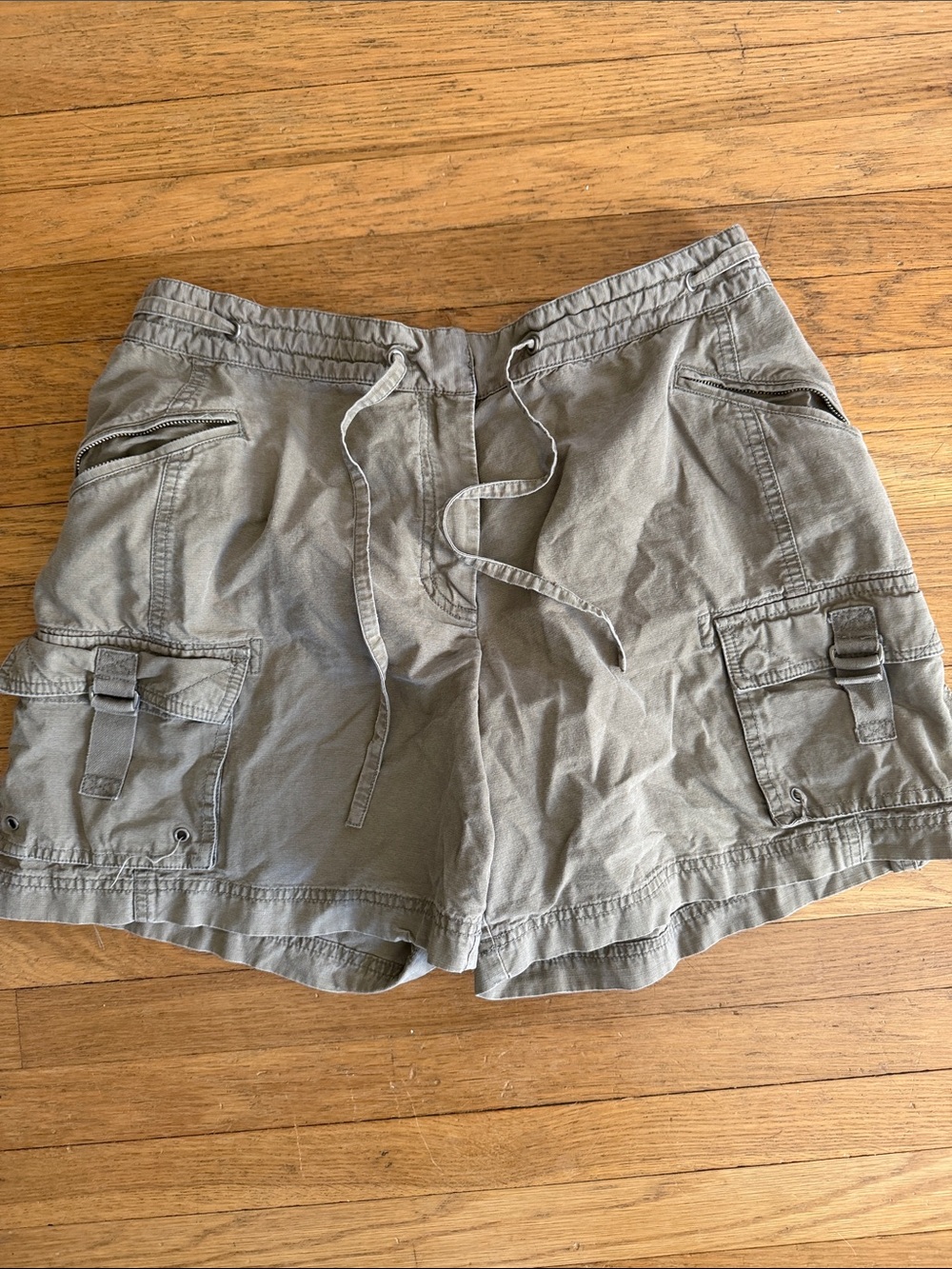 J Crew Sz 14 Women's Utility Cargo Shorts snap & zipper. Pockets  - Olive Green